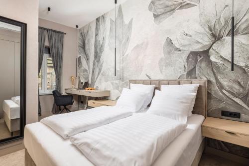1 dormitorio con 1 cama y un mural en la pared en Apartments GReenRI, en Rijeka