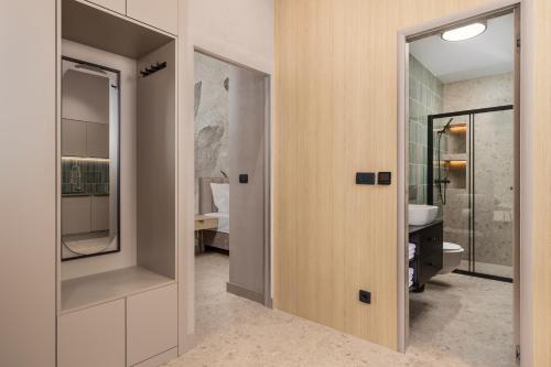 un baño con inodoro y lavabo en Apartments GReenRI, en Rijeka