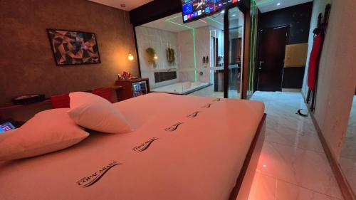 Μια τηλεόραση ή/και κέντρο ψυχαγωγίας στο Motel Copacabana Cafe