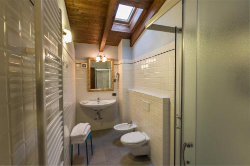 ブッセートにあるAlle Roncoleのバスルーム(トイレ、洗面台付)