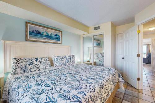 une chambre avec un lit avec un couvre-lit bleu et blanc dans l'établissement Plantation Palms 6408, à Gulf Highlands