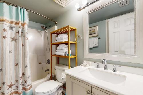 une salle de bain avec un lavabo, des toilettes et un miroir dans l'établissement Plantation Palms 6408, à Gulf Highlands