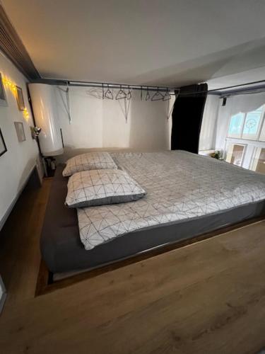 un lit avec deux oreillers dessus dans une chambre dans l'établissement Le St Pierre Face au Château Appart in Nantes, à Nantes