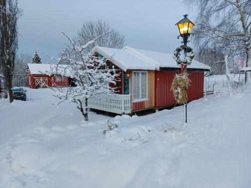 Idyllisk minihus i landlige omgivelser - med 5 sengeplasser og parkering