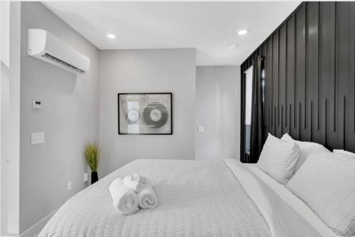 Letto o letti in una camera di 10 Min Drive Downtown, Roof Deck, Pet Friendly