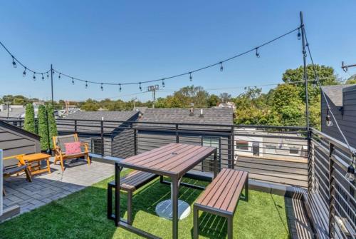patio con tavolo in legno e panche sul tetto di 10 Min Drive Downtown, Roof Deck, Pet Friendly a Nashville
