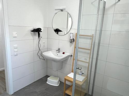 Bilik mandi di Ferienhaus "Jonagold" Meppen Ebenerdig Carport Terrasse Free WiFi 2 Schlafzimmer Küche Gäste-WC Wallbox