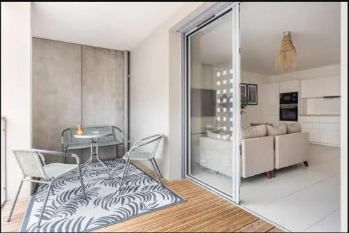 un salon avec une table et un canapé dans l'établissement Amédée Saint Germain, à Bordeaux