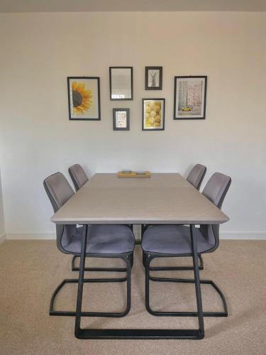 a table with four chairs in a room at Bright 2-bedroom apartment with parking in Montrose in Montrose