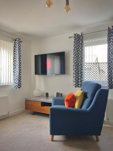 Μια τηλεόραση ή/και κέντρο ψυχαγωγίας στο Bright 2-bedroom apartment with parking in Montrose