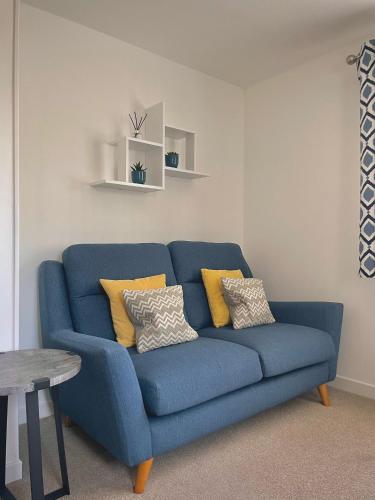 Χώρος καθιστικού στο Bright 2-bedroom apartment with parking in Montrose