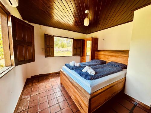 サンタレンにあるCasa Verão - Fazenda Oásis do Paráの部屋の中に大きなベッドがある寝室