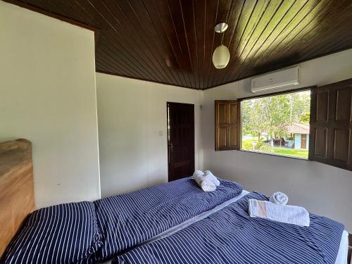 サンタレンにあるCasa Verão - Fazenda Oásis do Paráのタオルが敷かれたベッドが2つある寝室