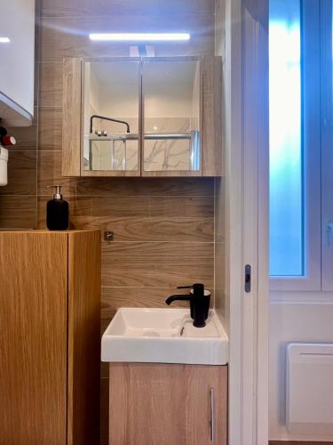 une salle de bain avec un lavabo blanc et un miroir dans l'établissement Fully equipped Studio - 4 mins from the metro, à Paris