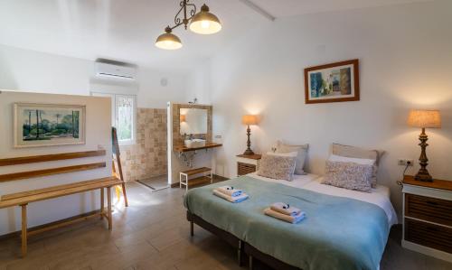 Ένα ή περισσότερα κρεβάτια σε δωμάτιο στο B&B Casa Adelante Sevilla