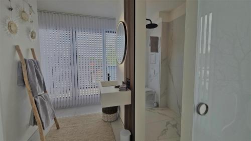 a bathroom with a mirror and a sink and a shower at Townlofts am Borussia Park in Mönchengladbach