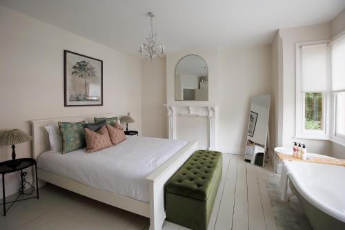 a bedroom with a bed and a tub and a sink at Beautiful Oxford Town House in Oxford