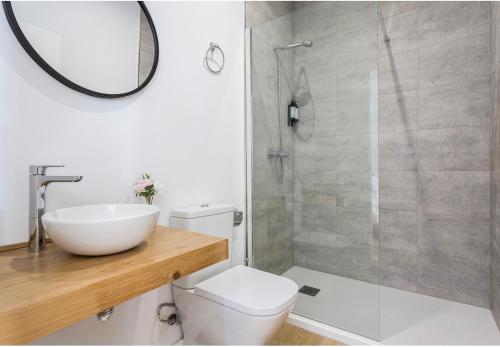 a bathroom with a sink and a toilet and a shower at ÁTICO Edificio RIANAL in Jerez de la Frontera