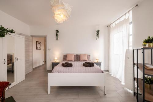 a bedroom with a bed with pink pillows on it at Intero alloggio - Torino Centrale in Turin