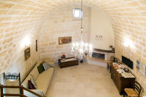 una gran sala de estar con una gran pared de piedra. en Casa Vittoria, en Matera