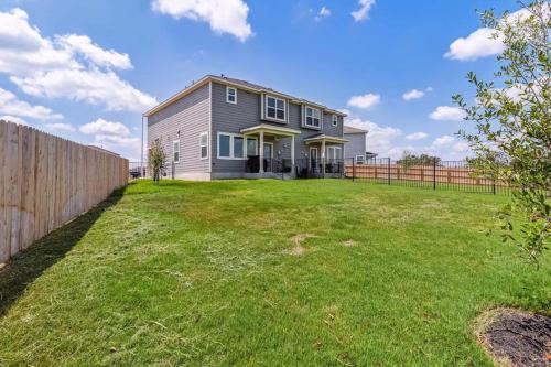 Taman di luar Texan Oasis, minutes from COTA, Airport, and all Austin has to offer!