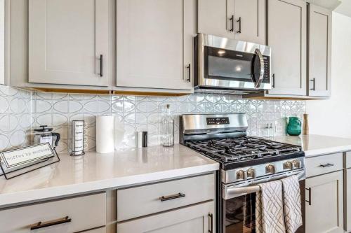 Dapur atau dapur kecil di Texan Oasis, minutes from COTA, Airport, and all Austin has to offer!