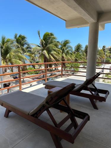 Un balcón o terraza en Noah Beach Hotel & Suites
