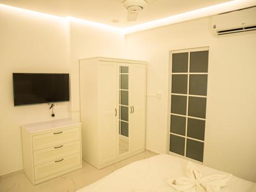 TV a/nebo společenská místnost v ubytování Beachfront Apartment