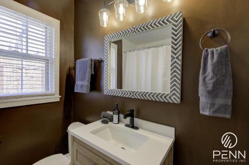 un baño con lavabo y espejo en Your Home Away from Home, en Memphis