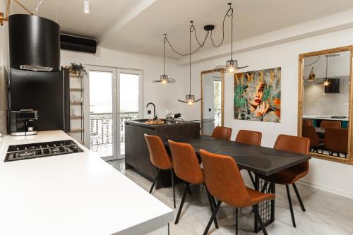 Kuchyň nebo kuchyňský kout v ubytování Deluxe Apartment RoMa