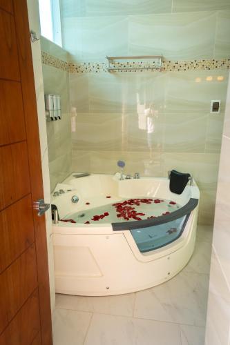 Salle de bains dans l'établissement Caruzo Hotel and suites