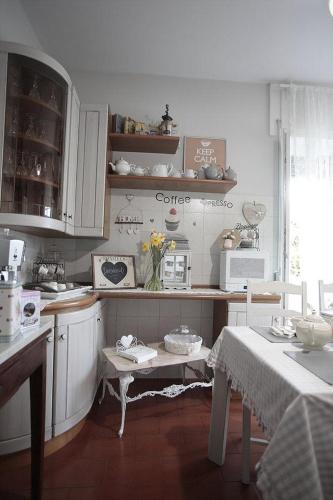 Кухня или мини-кухня в B&B La Casa di Pamela
