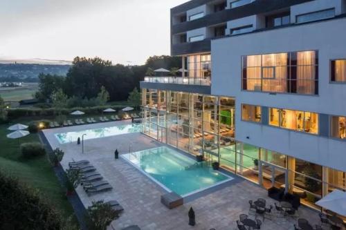 un condominio con piscina di fronte di WHIRLPOOL-SUITE AMADEUS - Weitblick - Golf & Wellness - direkter Bademantelgang - ADULTS ONLY a Bad Waltersdorf