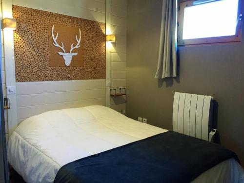 une chambre avec un lit blanc et une fenêtre dans l'établissement Appartement cosy 6-8pers-2ch-2sdb-Terrasse-Superdevoluy, à Superdevoluy