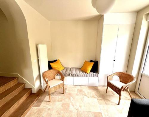 un salon avec un canapé et deux chaises dans l'établissement Villa La Bourrasque, à Ver-sur-Mer