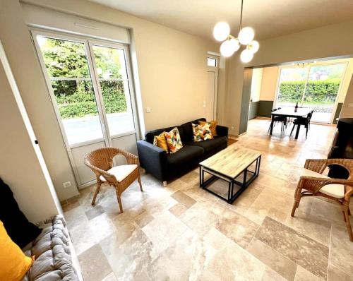 un salon avec un canapé et une table dans l'établissement Villa La Bourrasque, à Ver-sur-Mer