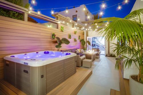 un jacuzzi en una gran habitación con en Ultimate Getaway: Spa Game Rooms Firepit Views, en San Diego