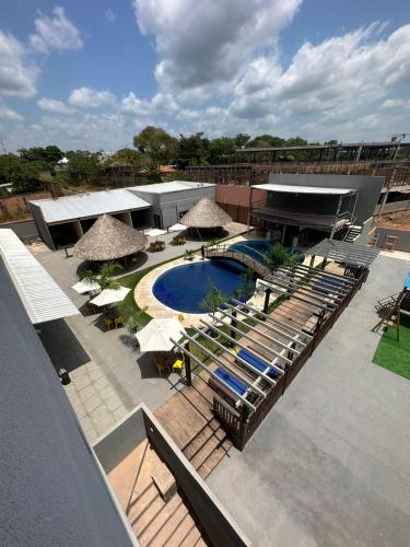 an overhead view of a swimming pool with umbrellas and chairs at Flat 213 Ilha Bela Alter do Chão in Alter do Chao