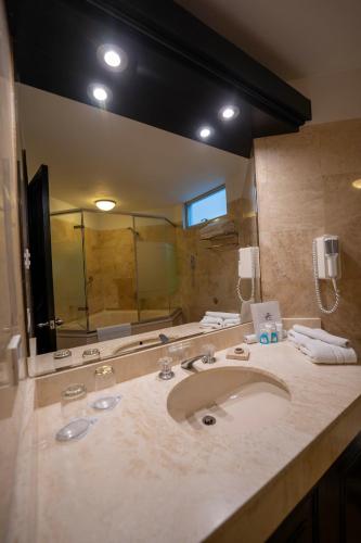 Bilik mandi di Jose Antonio Executive