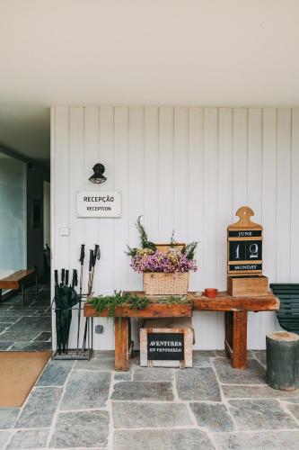 une table avec des fleurs dans un bâtiment dans l'établissement Ventozelo Hotel & Quinta, à Ervedosa do Douro