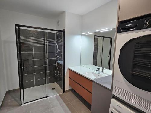 Ένα μπάνιο στο Appartement 2 chambres neuf bord de plage