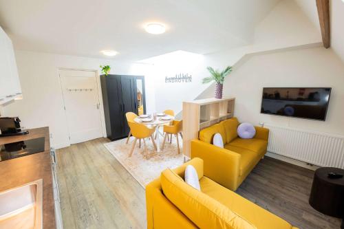 un salon avec un canapé jaune et une table dans l'établissement Joyful 50m2 Two-Bedroom Apartment - SD23J, à Eindhoven
