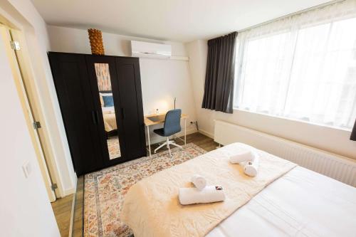 une chambre avec un lit avec deux serviettes blanches dessus dans l'établissement Joyful 50m2 Two-Bedroom Apartment - SD23J, à Eindhoven