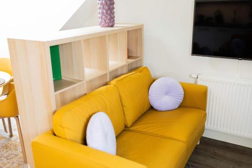 Télévision ou salle de divertissement dans l'établissement Joyful 50m2 Two-Bedroom Apartment - SD23J