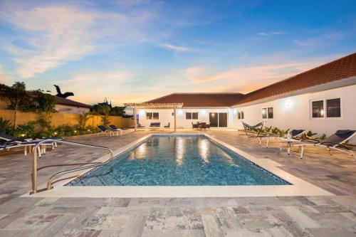 Stylish 1BR Apt Walk to Ritz & Marriott Pool