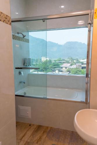 Salle de bains dans l'établissement Caruzo Hotel and suites