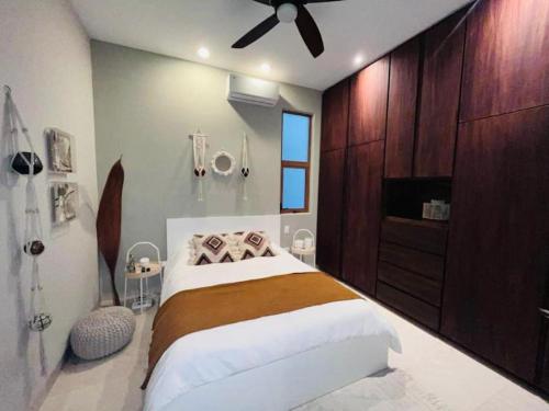 una camera da letto con un letto e un ventilatore a soffitto di Beachfront 2BD -Ocenview Terrace - Infinity Pool a San José del Cabo
