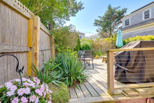 Κήπος έξω από το Steps to Beach Stylish and Lofted Provincetown Gem
