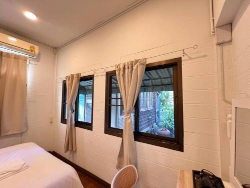 Postel nebo postele na pokoji v ubytování Thairin House Old town BKK