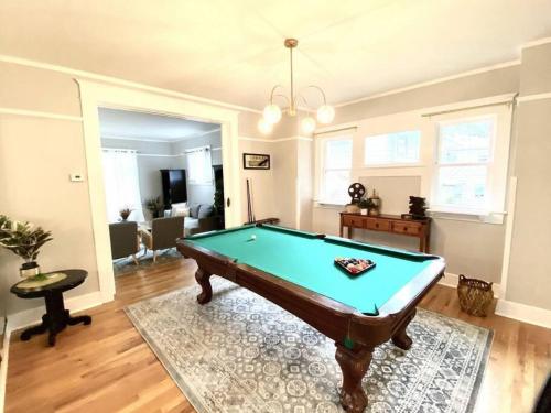 Τραπέζι μπιλιάρδου στο 5 Bedroom Pet Friendly Historic Monteith Escape PNW & AC